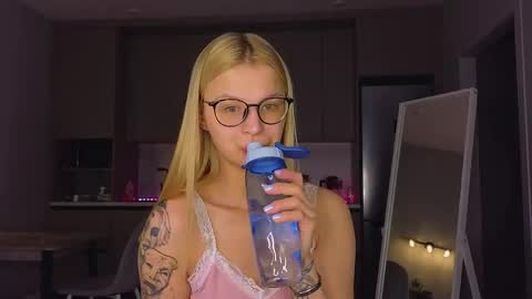 Snapshot of lovely_babyy chatting on May 5, 2026, 4:37 pm Jenny online show from May 5, 2026, 4:37 pm