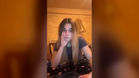 Snapshot of lovelysilk_63 chatting on December 17, 2025, 7:31 pm ELA online show from December 17, 2025, 7:31 pm