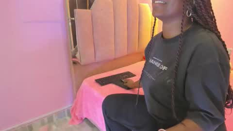 Snapshot of lovequeen02 chatting on November 28, 2025, 11:57 am L O V E online show from November 28, 2025, 11:57 am