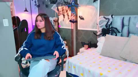 Snapshot of lovequinn_mjs chatting on October 29, 2025, 7:59 pm Love online show from October 29, 2025, 7:59 pm