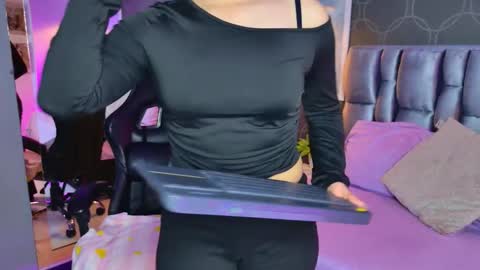 Snapshot of lovequinn_mjs chatting on November 18, 2025, 8:13 pm Love online show from November 18, 2025, 8:13 pm