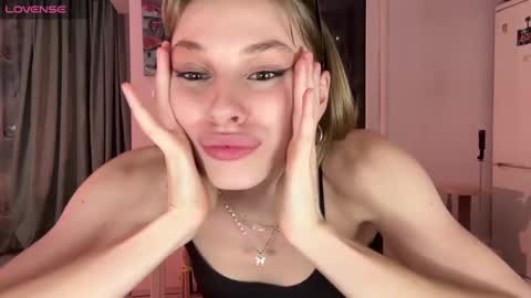 lovesstation online show from March 2, 2025, 9:01 pm