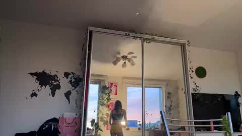 lovesstation online show from October 19, 2025, 2:40 pm