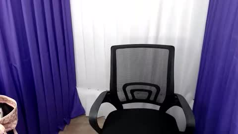 loving_apple19 online show from February 3, 2026, 6:22 am