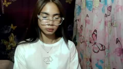 Snapshot of loving_rhean chatting on June 17, 2026, 12:13 am loving_rhean online show from June 17, 2026, 12:13 am