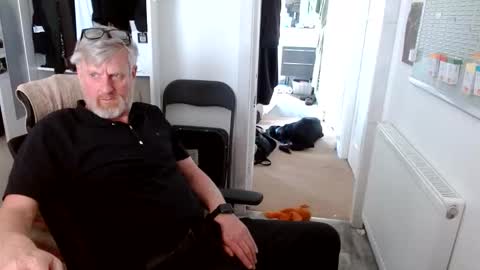 lowrylowry1 online show from April 27, 2026, 12:36 pm