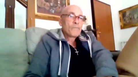 Snapshot of luca105 chatting on January 16, 2025, 11:04 am luca105 online show from January 16, 2025, 11:04 am