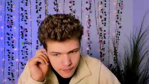 Snapshot of lucas_long_ chatting on September 17, 2025, 5:09 am lucas_long_ online show from September 17, 2025, 5:09 am