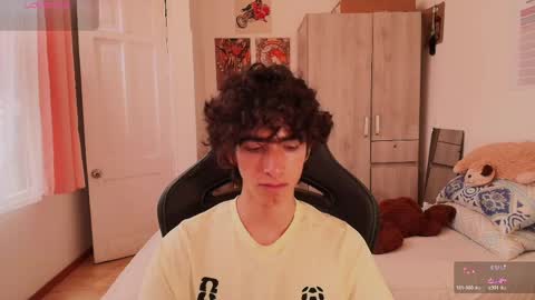 lucas_xo online show from April 25, 2026, 8:39 pm