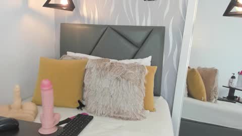 Lucia online show from November 29, 2025, 6:44 pm