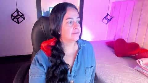 Snapshot of lucia_vonne chatting on November 5, 2025, 8:53 pm Lucia Vonne online show from November 5, 2025, 8:53 pm