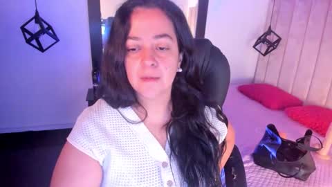 Snapshot of lucia_vonne chatting on November 18, 2025, 1:04 pm Lucia Vonne online show from November 18, 2025, 1:04 pm