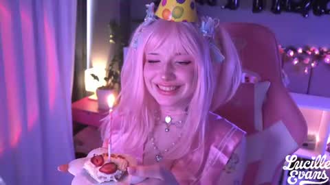 Snapshot of lucille_evans chatting on July 30, 2026, 6:23 am Lucy UwU online show from July 30, 2026, 6:23 am