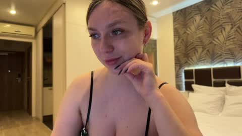 lucky_foryou_baby online show from April 17, 2026, 3:20 am