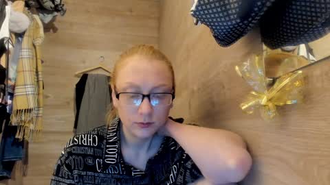 lucky_licky20 online show from December 28, 2024, 4:08 am