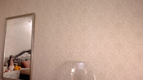 Mia online show from December 16, 2024, 6:27 pm