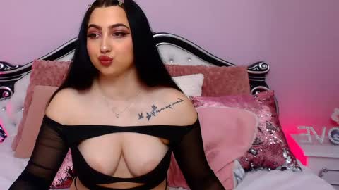 Mia online show from May 25, 2026, 5:52 pm