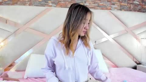 lucy_davies_ online show from April 30, 2026, 11:49 am