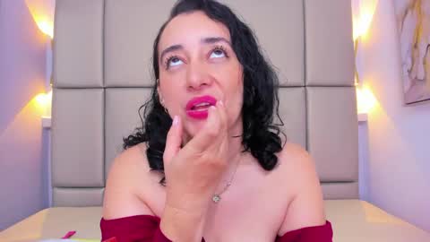 Snapshot of lucymendezz_ chatting on May 19, 2026, 12:00 pm Lucy online show from May 19, 2026, 12:00 pm