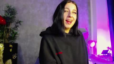 lucyrayy online show from February 25, 2026, 8:07 pm