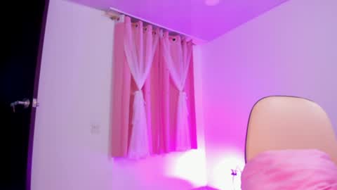 Snapshot of lucyy_peach chatting on December 12, 2024, 6:36 am LUCYY FROM HOME online show from December 12, 2024, 6:36 am