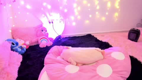 Snapshot of lucyy_peach chatting on January 19, 2025, 10:28 am LUCYY FROM HOME online show from January 19, 2025, 10:28 am