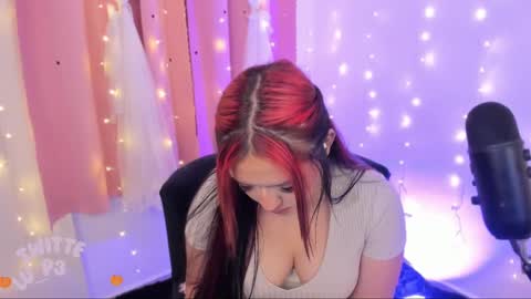 Snapshot of lucyy_peach chatting on February 12, 2025, 2:35 am LUCYY FROM HOME online show from February 12, 2025, 2:35 am