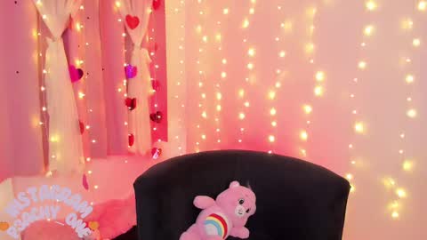 Snapshot of lucyy_peach chatting on February 25, 2025, 4:57 am LUCYY FROM HOME online show from February 25, 2025, 4:57 am