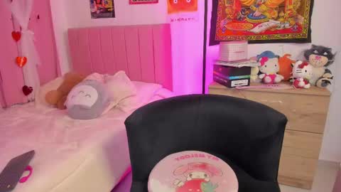 Snapshot of lucyy_peach chatting on October 17, 2025, 1:53 am LUCYY FROM HOME online show from October 17, 2025, 1:53 am