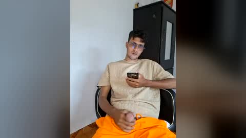 luis2000588392 online show from June 19, 2026, 9:29 pm