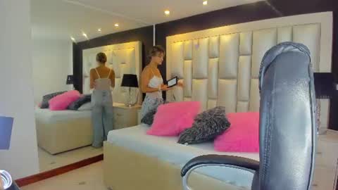 Snapshot of luisajonnes_ chatting on June 15, 2026, 4:53 pm Luisa online show from June 15, 2026, 4:53 pm