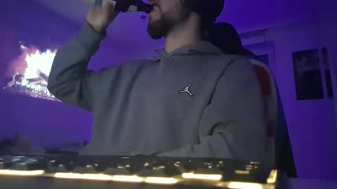 lukasschoetz online show from November 23, 2025, 4:29 pm