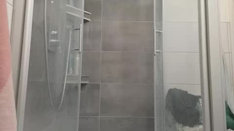 lukasschoetz online show from December 1, 2025, 3:28 pm