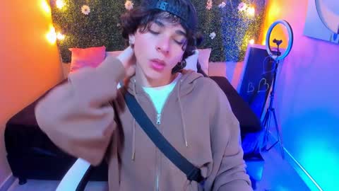 Snapshot of luke_howland chatting on January 10, 2025, 8:15 pm Luke online show from January 10, 2025, 8:15 pm