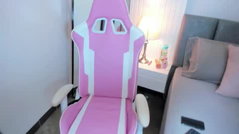 Snapshot of lumi_love chatting on November 25, 2025, 11:43 am Lucy online show from November 25, 2025, 11:43 am