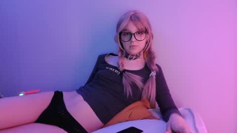 Snapshot of luna__allure chatting on July 11, 2026, 11:28 pm Luna online show from July 11, 2026, 11:28 pm