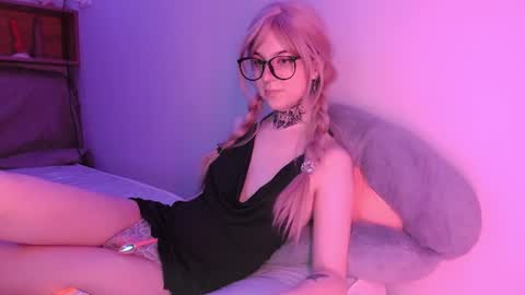 Snapshot of luna__allure chatting on August 1, 2026, 11:03 pm Luna online show from August 1, 2026, 11:03 pm
