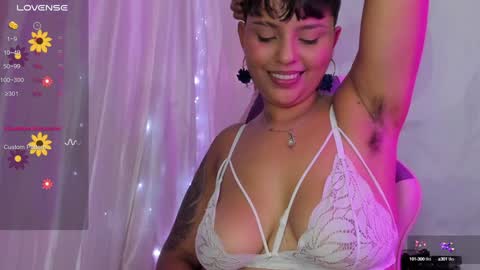 Snapshot of luna__cute chatting on December 17, 2024, 7:37 pm Luna online show from December 17, 2024, 7:37 pm