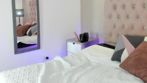 Luna And Titan  online show from March 16, 2026, 5:44 am