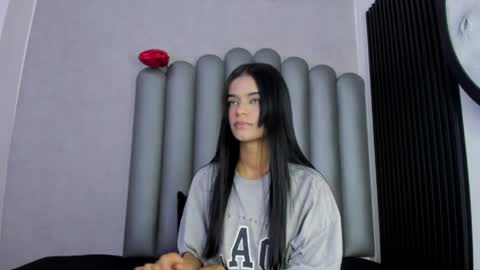 luna_bella_23 online show from April 16, 2026, 3:18 am