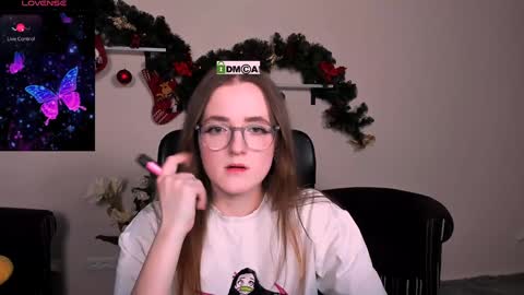 luna_berryy online show from January 3, 2025, 8:22 pm