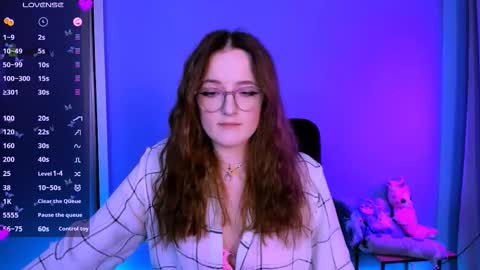 luna_berryy online show from November 18, 2025, 8:57 pm