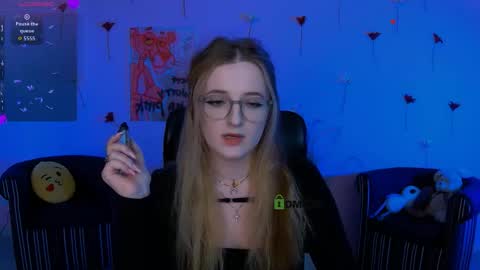 luna_berryy online show from April 22, 2026, 7:48 pm