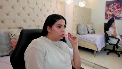 Snapshot of luna_bloomm_ chatting on April 18, 2026, 9:57 am Luna Bloom online show from April 18, 2026, 9:57 am