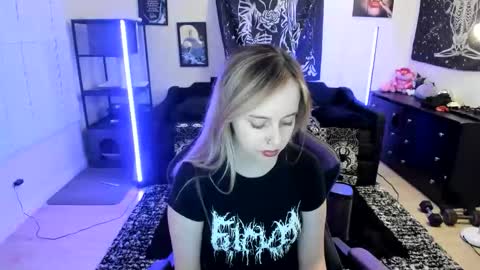 Luna online show from April 30, 2026, 2:29 am