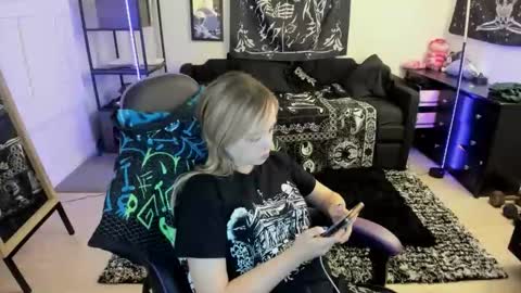 Snapshot of luna_lovelyy chatting on June 8, 2026, 4:02 am Luna online show from June 8, 2026, 4:02 am