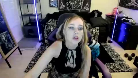 Snapshot of luna_lovelyy chatting on June 25, 2026, 7:51 pm Luna online show from June 25, 2026, 7:51 pm
