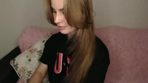 Snapshot of luna_moon77 chatting on September 13, 2025, 5:35 pm Luna online show from September 13, 2025, 5:35 pm