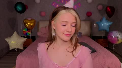 Lina  online show from June 5, 2026, 6:52 am