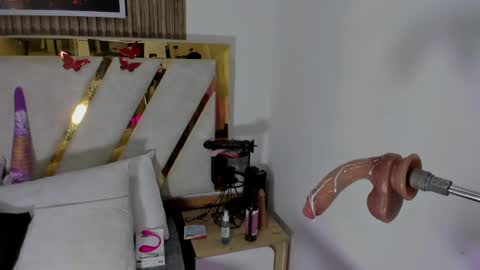 luna_naughty1 online show from April 23, 2026, 6:54 pm